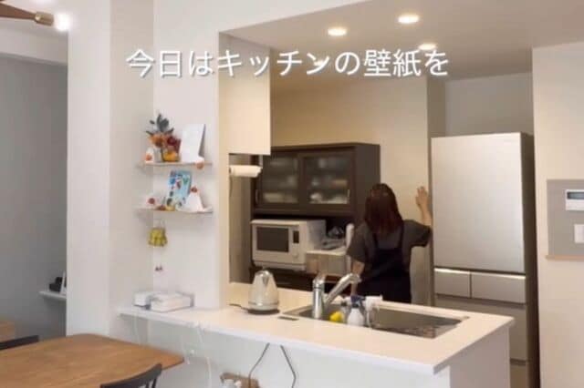 【壁紙貼り替えDIY】のり付き壁紙でキッチンの壁を北欧風にチェンジ！統一感のあるおしゃれ空間に
