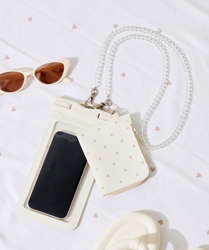 見つけたら即買い「ポーチ付き防滴スマホケース」