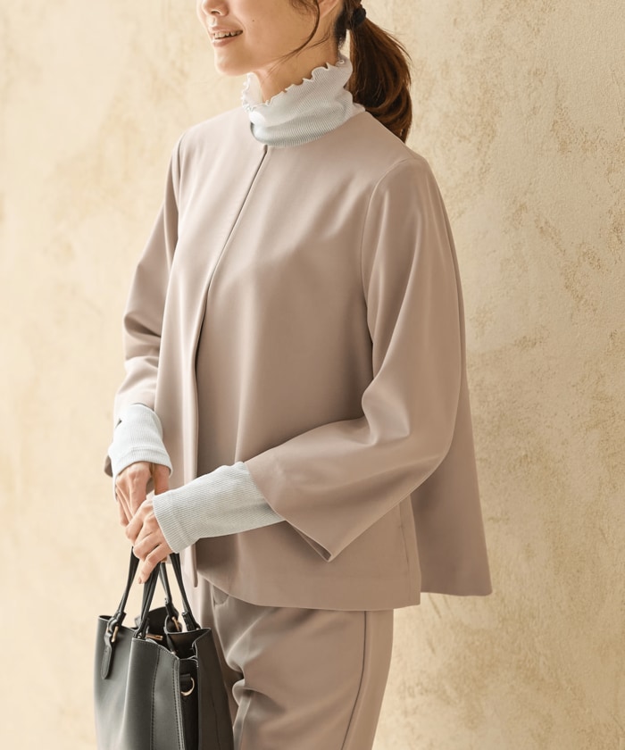 ふんわりとしたAラインとカラーレスの首元が優しい印象のAラインノーカラージャケット