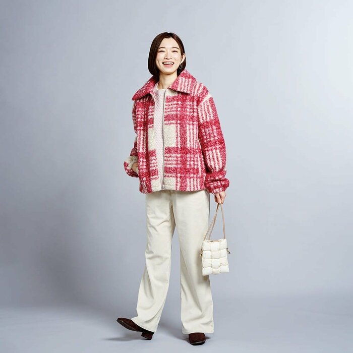 暗い色味が多くなりがちな冬のスタイリングに、新鮮な彩りを加えてくれます