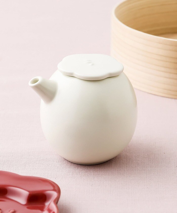 ぷっくりと丸みを帯びた、可愛らしく持ちやすいデザインの醤油差しです。