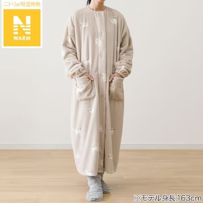 ほっこりとした大人可愛いネコ柄が魅力の一着