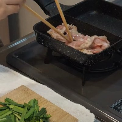 ご飯がすすむ味付け！妻が夫に作る「ガッツリ」食べたくなる【味噌の豚ニラ弁当】ご飯の上におかずを並べるシンプルな詰め方にも注目