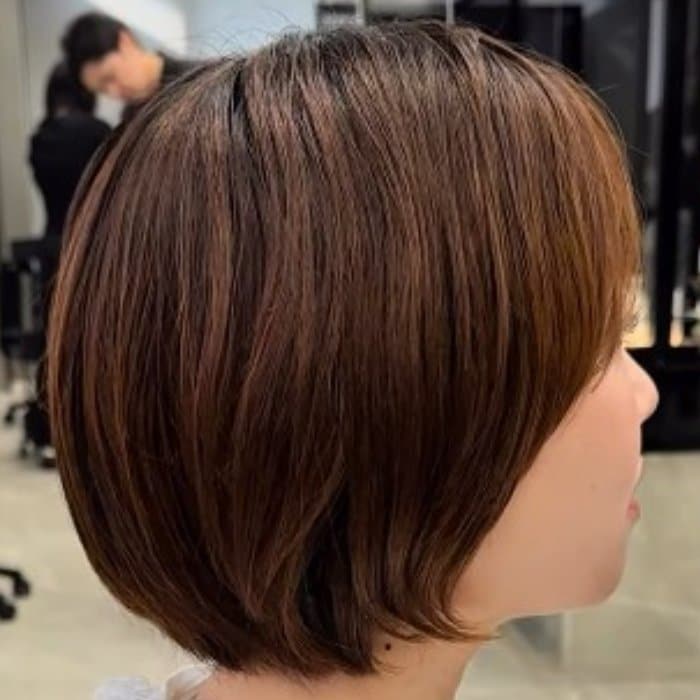 「髪の長さは変えずに、後ろをスッキリさせたい」という女性…プロのカットで軽やかなショートボブスタイルに！