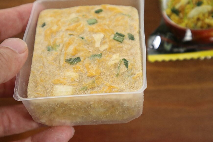 オマケ：袋をあけたばかりの“フリーズドライ”状態はこんな感じ。この状態でしっかり親子丼の匂いがするのが面白い…