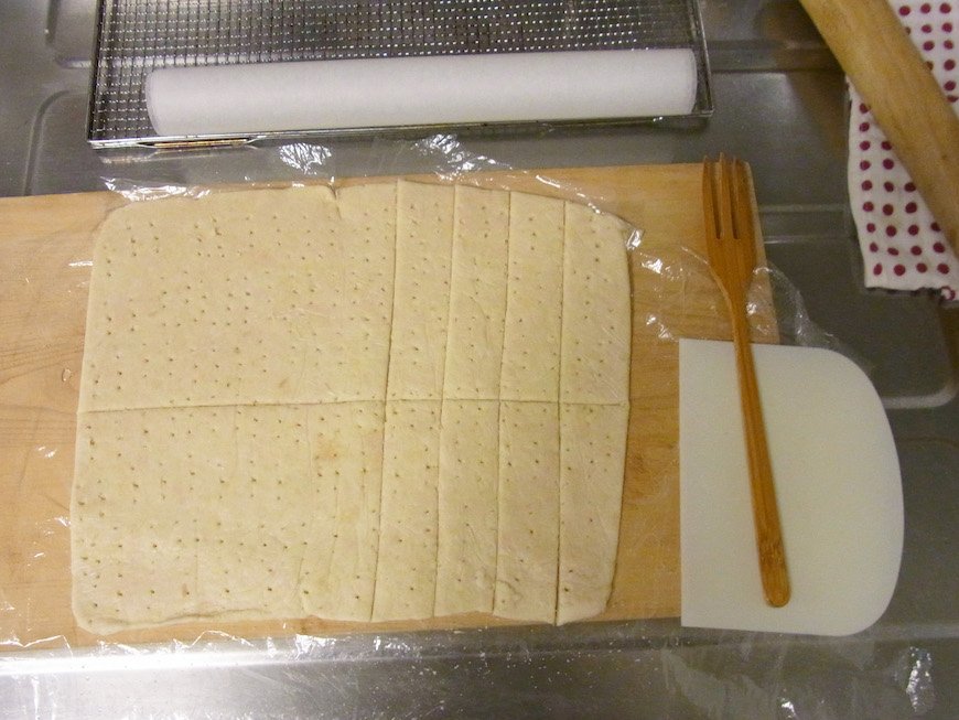 袋を開いてフォークで全体に穴をあける。