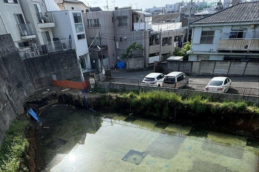 目黒区のアパート跡地に「大きな池」が出現　衝撃的な光景に思わず目を疑ってしまう