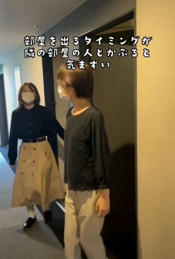 隣の人と偶然に顔を合わせる