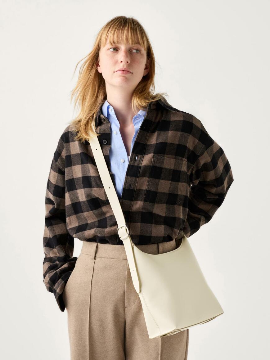 ユニクロ、レザータッチスクエアショルダーバッグ画像