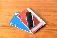 【元銀行員が解説】死亡届を出す前に「ATMでお金を引き出す」はNGです！「負債」を背負うリスクも…「役所に死亡届を提出したら銀行口座も凍結」される？されない？