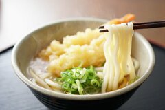 1974年発表の「初期型シャープ製うどん自販機」を発見！　長年「幻とされていた実機」に思わず目を疑う