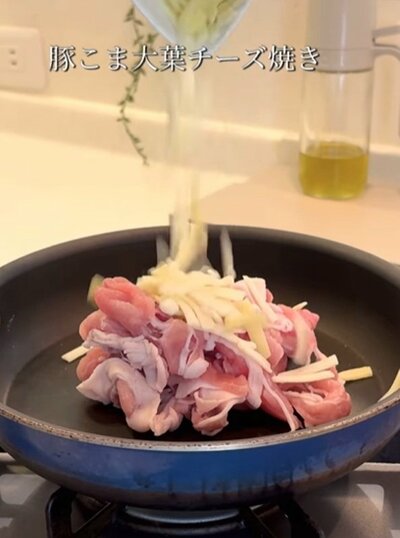 フライパンに豚こま、チーズ、大葉、調味料を入れます