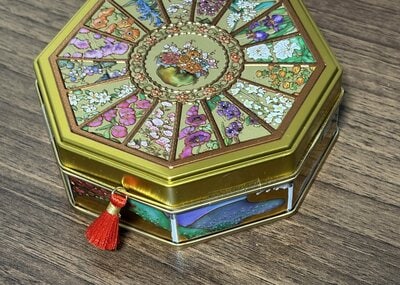 特別展「源氏物語　王朝のかがやき」＜京都会場＞、源氏物語缶　（アーモンドチュイール 4個入り）商品画像