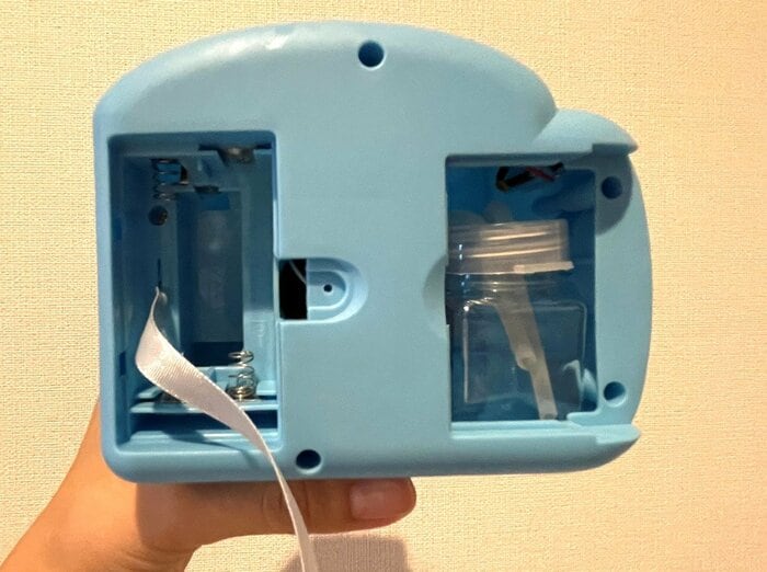 右側にシャボン玉液を設置する箇所、左側に電池を入れる箇所がありました