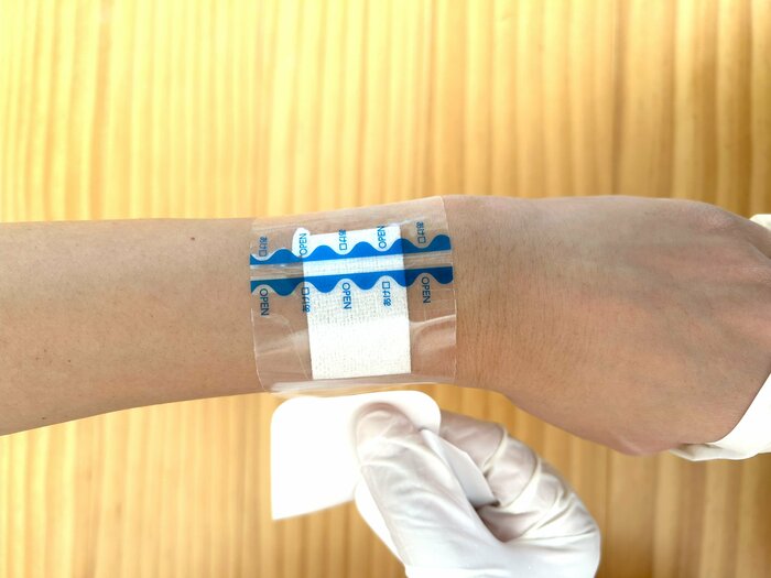 剥離紙を完全に剥がしていきます