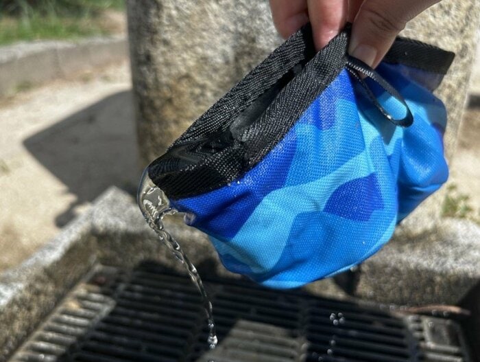 片手で持つと水の重みで変形してしまうためご注意ください