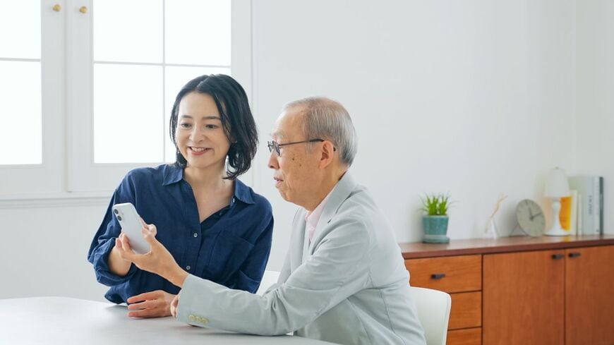 親の年金「スマホ連携」3つの盲点。お盆帰省で確認すべき“いざという時のアナログ手続き”＆8月送付開始の《意向確認書》