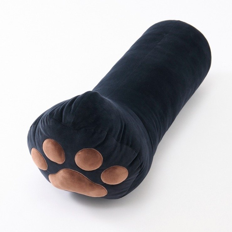 出所：しまむら 公式オンラインストア 抱き枕（猫の足・黒猫）