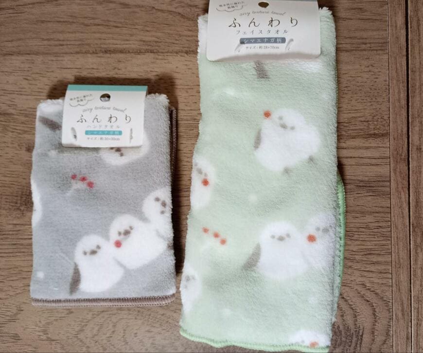 出所：筆者撮影（セリア、ふんわりフェイスタオルシマエナガ柄・ふんわりハンドタオルシマエナガ柄）