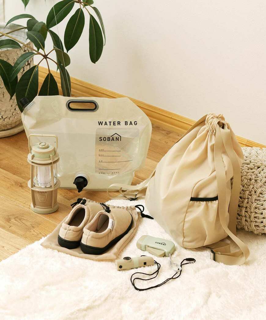 出所：3COINS パルグループ公式ファッション通販サイト 【SOBANI】ジャグ付きスクエアタンク8L