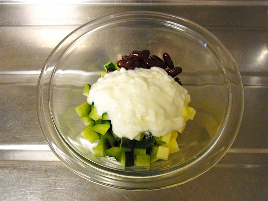 ヨーグルトと塩麹を入れて混ぜる