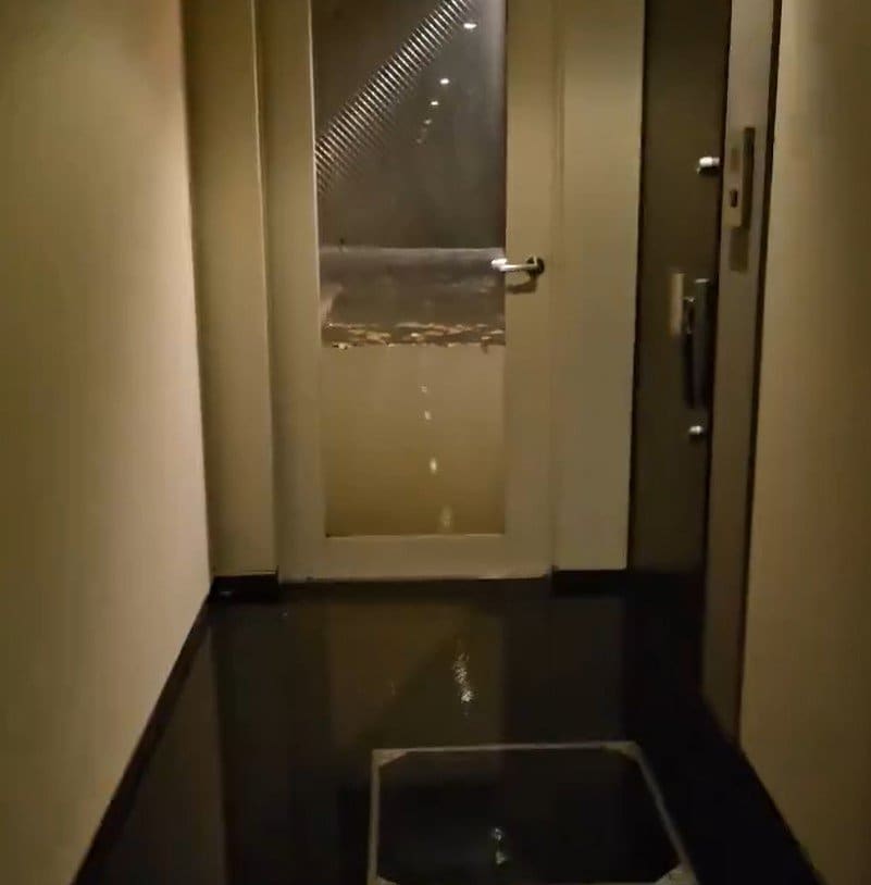 ゲリラ豪雨の被害を受けたマンション