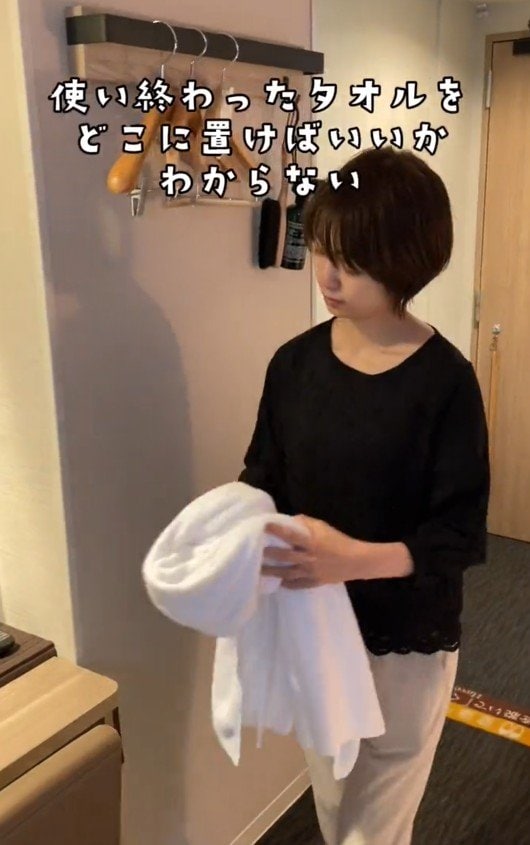 タオルの置き場所に悩む女性