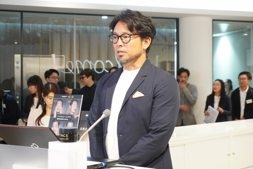 話をする男性の写真