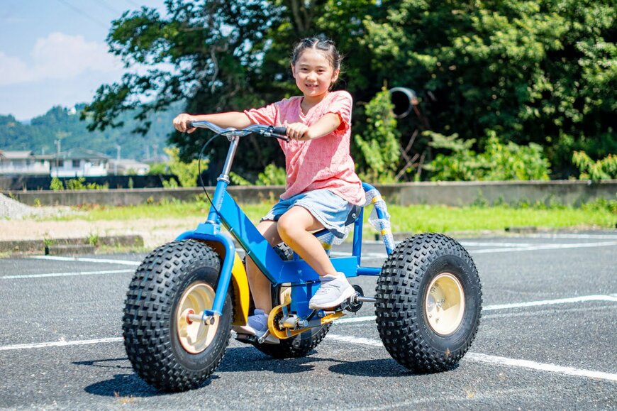 バギーサイクルに乗る子ども
