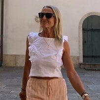 【海外マダム】ピンクのタイトスカート×白のフリルノースリーブがおしゃれ　大人女性に似合う「甘辛コーデ」