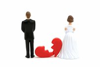 生活費を渡さない夫とは離婚しかない!? マザコンや浮気性だとお金で苦労するかも…