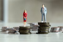 男女の賃金差の不公平感は年代が上がるほど高い？60代以上「不公平」7割超に