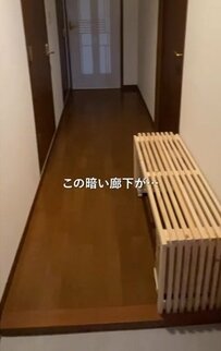 敷くだけなのに大変身！築30年賃貸の「暗い玄関の廊下」→「明るく温かみのある空間」に！簡単DIYが話題