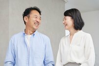 60歳時点「貯蓄100万円未満」が3割「平均と中央値」はいくら？老後の厚生年金と国民年金の平均月額とは