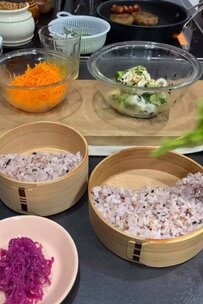 「まだ入るの？」夫のために早朝から妻が作る、彩りおかずギュウギュウ詰めの〈愛情弁当〉メインはご飯の上に〈ハンバーグ〉をON！