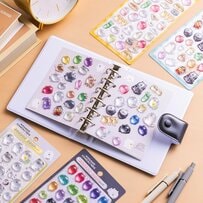 ぷっくりツヤツヤが可愛い人気〈ボンボンドロップシール 〉に「ナガノキャラクターズ」が登場でファン歓喜！シール帳も同時発売