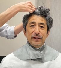 「ほどほどに短くして欲しい」無造作ヘアだった男性のカット後に思わずうっとり…「凄くステキ」「ダンディーになった」