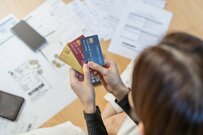 カードローン利用者の借入目的「生活費不足を補うため」が45.6%で上位に。借入残高が年収の1/3を超える人も…