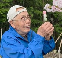 【80代夫婦の日常】おじいちゃんとおばあちゃんが桜の下で“花見団子”を楽しむ姿に癒される「全部が物語の世界みたい」と大反響