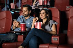 映画館での「スマホマナー」の悪さに映画好きから怒りの声
