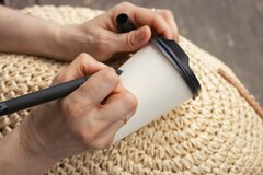スターバックスのカップが猫だらけになる「意外な裏技」が話題 　「スタバのそういうとこが好き」