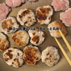【夫弁当】茶色のタレがよく絡んだ「豚と根菜の甘辛炒め弁当」が美味しそう！花型の卵や野菜の副菜で彩り豊か