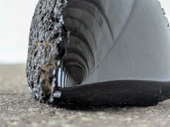 北海道産の黒曜石を鏡になるまで研磨したら…映り込んだ意外な景色に「すごいキレイ」「古代の鏡のよう」