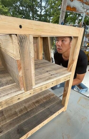 廃材DIY】古びた木製パレット材がヴィンテージ風キャビネットに大変身 
