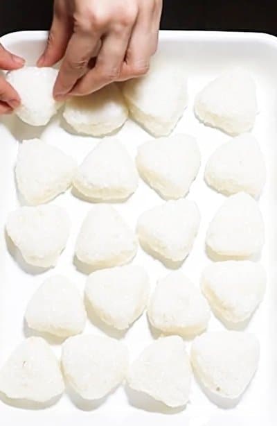 小さなおにぎりをたくさん作ります