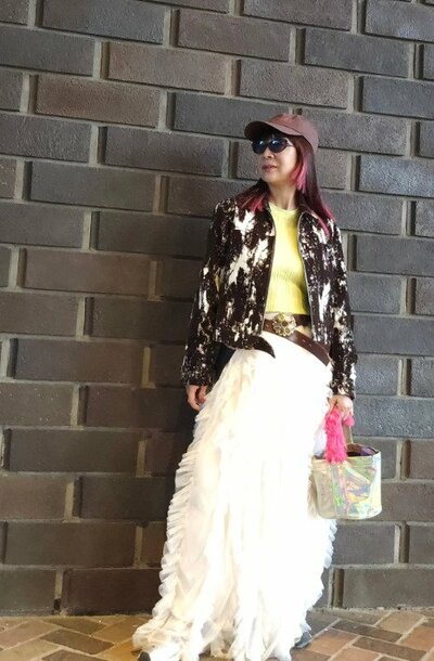Cow柄ブルゾンと白いチュールスカートの全身コーデ