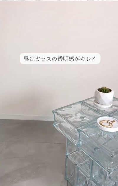 透明感のあるガラステーブル