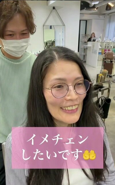 胸の下までの長さの、重さのある黒髪ロングの女性（ビフォー）