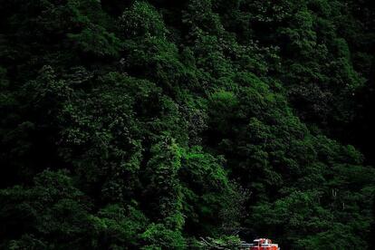 撮り鉄が新潟県で撮影した「紅一点」　美しすぎる一枚の写真が話題に【2023年下期ベストセレクション】