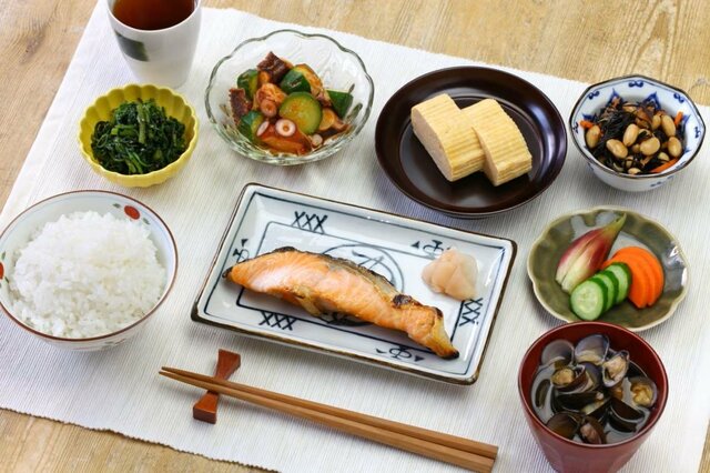 【65歳以上のリタイア世帯】夫婦ふたり暮らしなら《ひと月の生活費》ってどのくらい？家計収支・貯蓄・年金のリアルを解説
